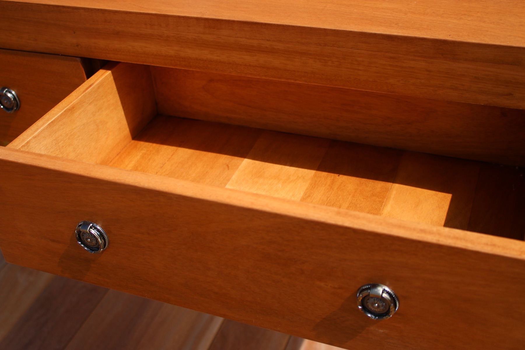 Detalle de mueble de madera con acabado