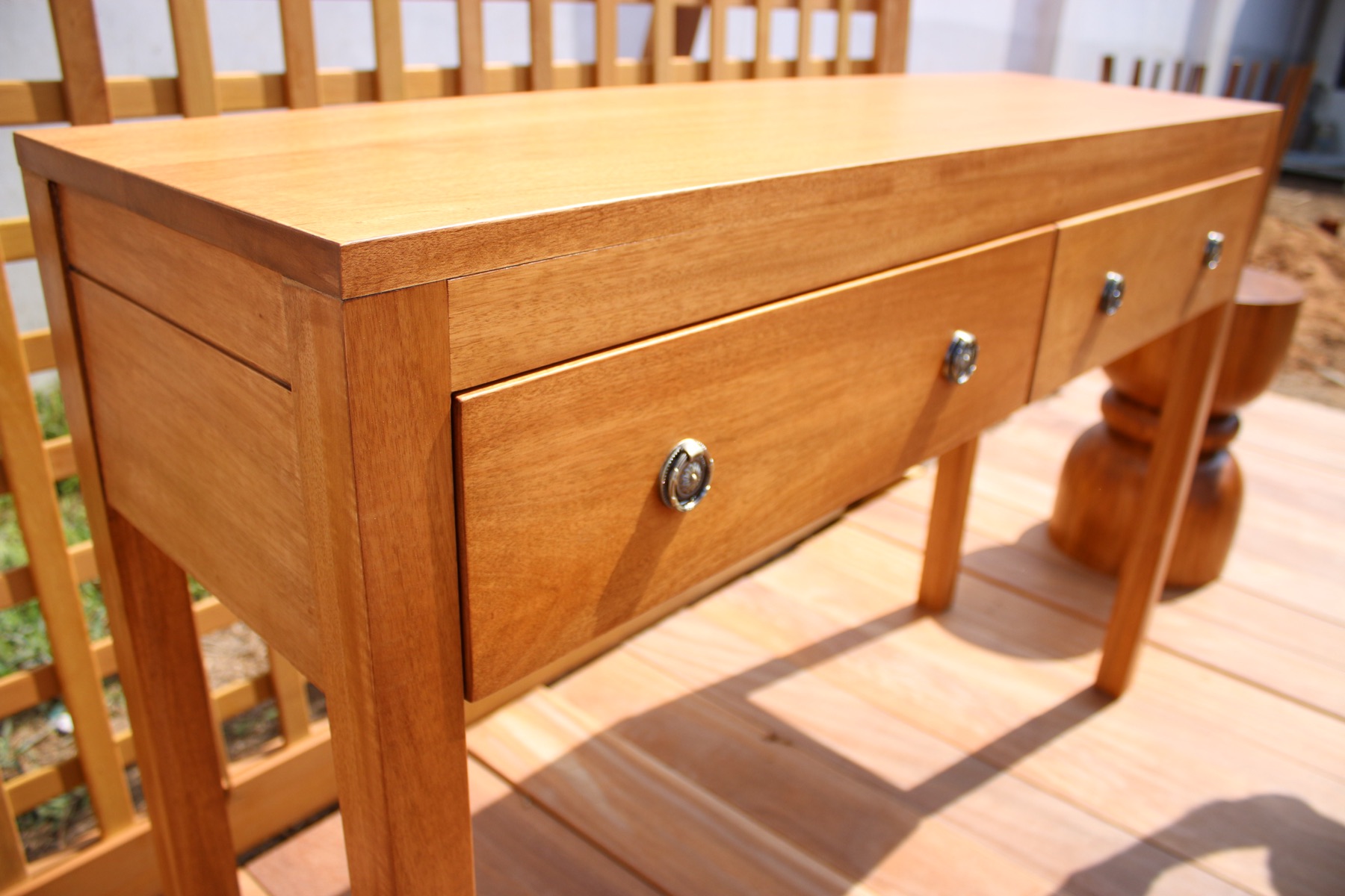 Pieza de mobiliario en madera con luz natural