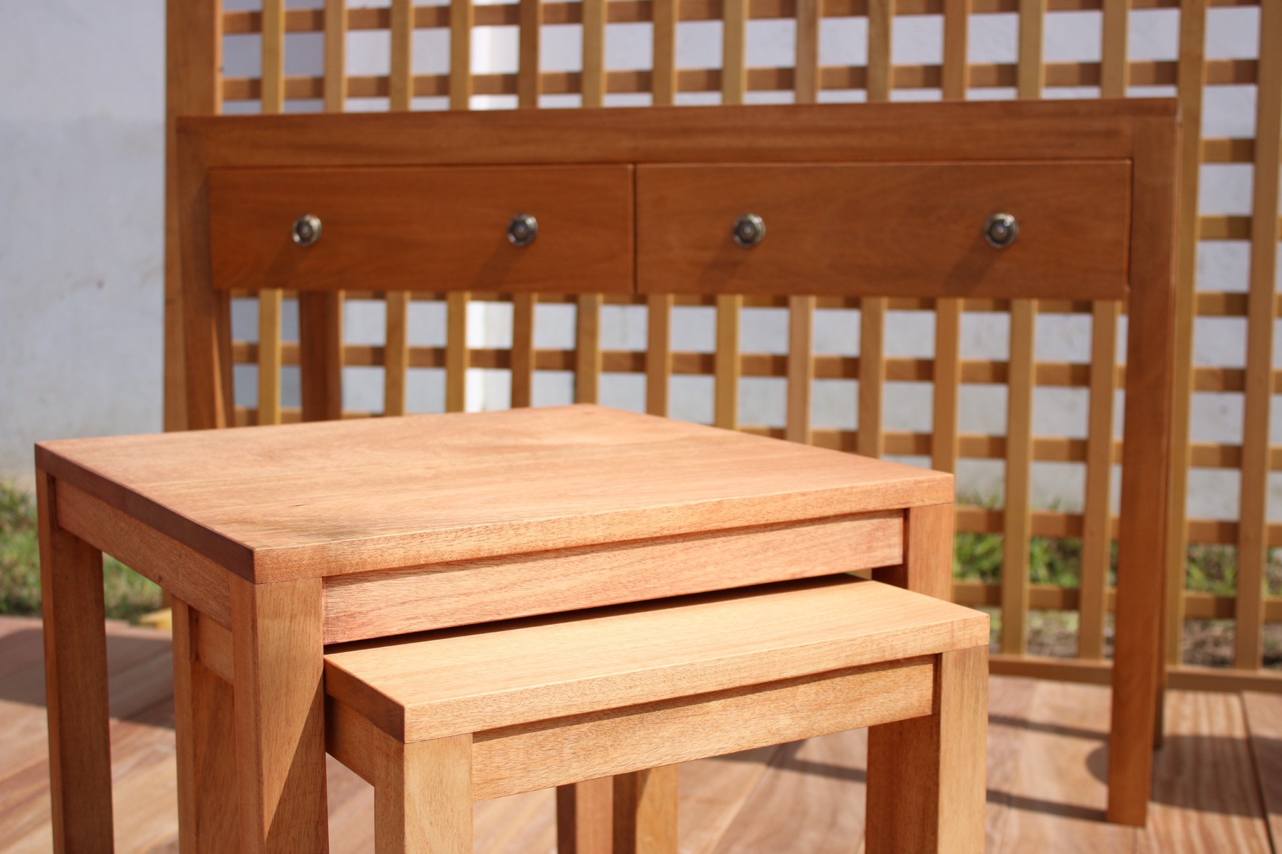Mueble de madera de alta densidad con acabado natural
