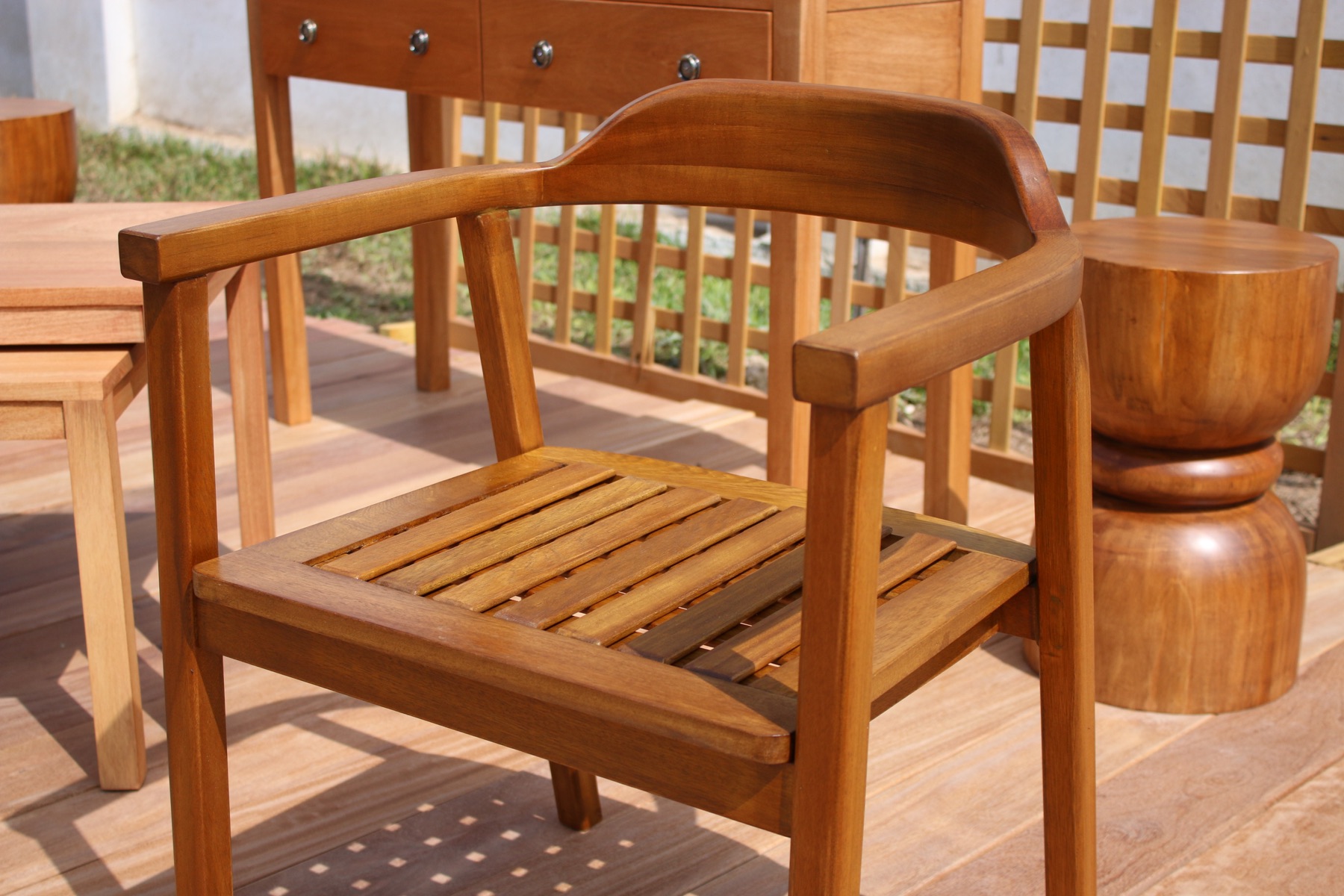 Mueble de madera de alta densidad en ambiente cálido