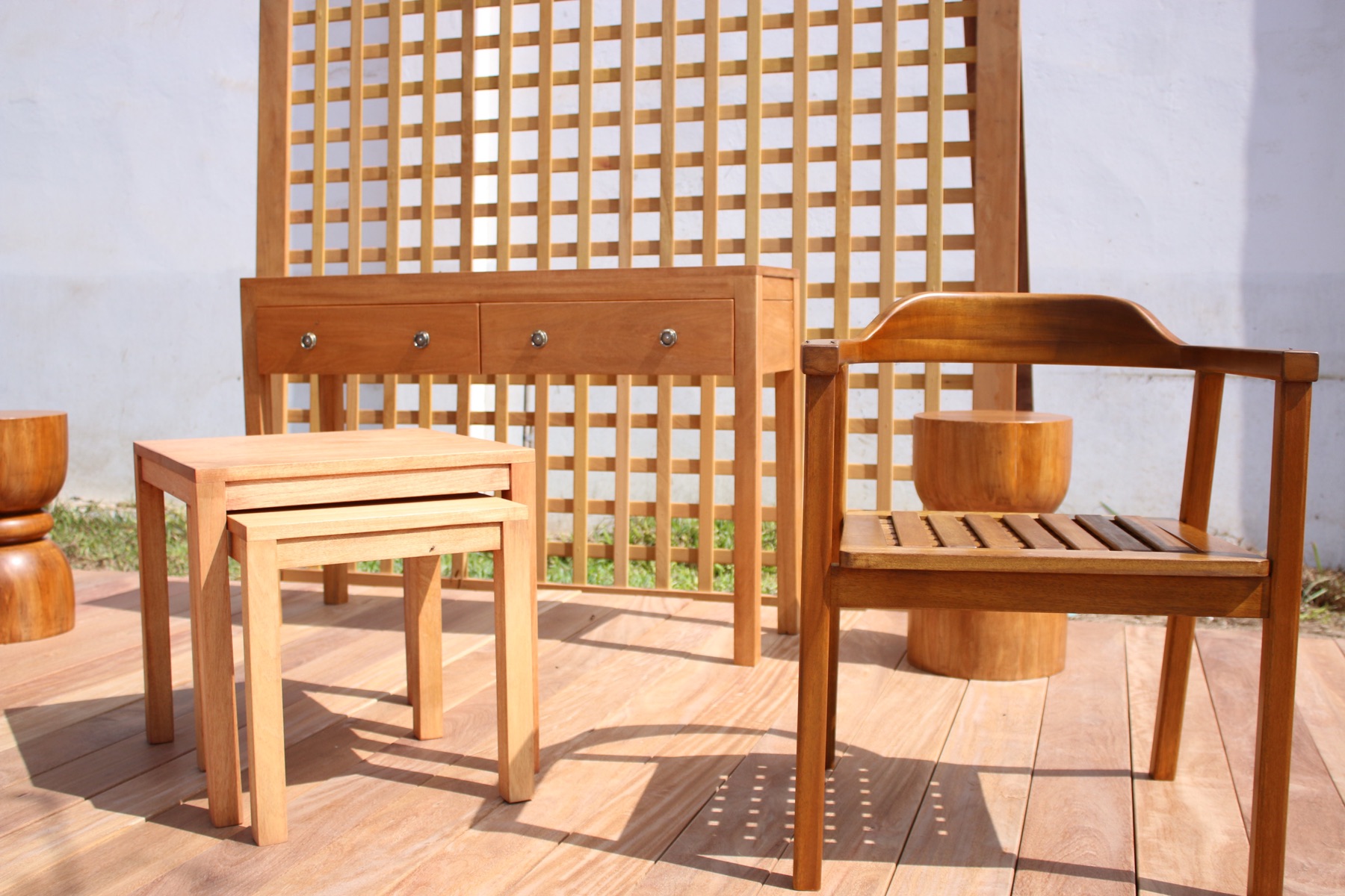 Mueble de madera con detalle de ensamble
