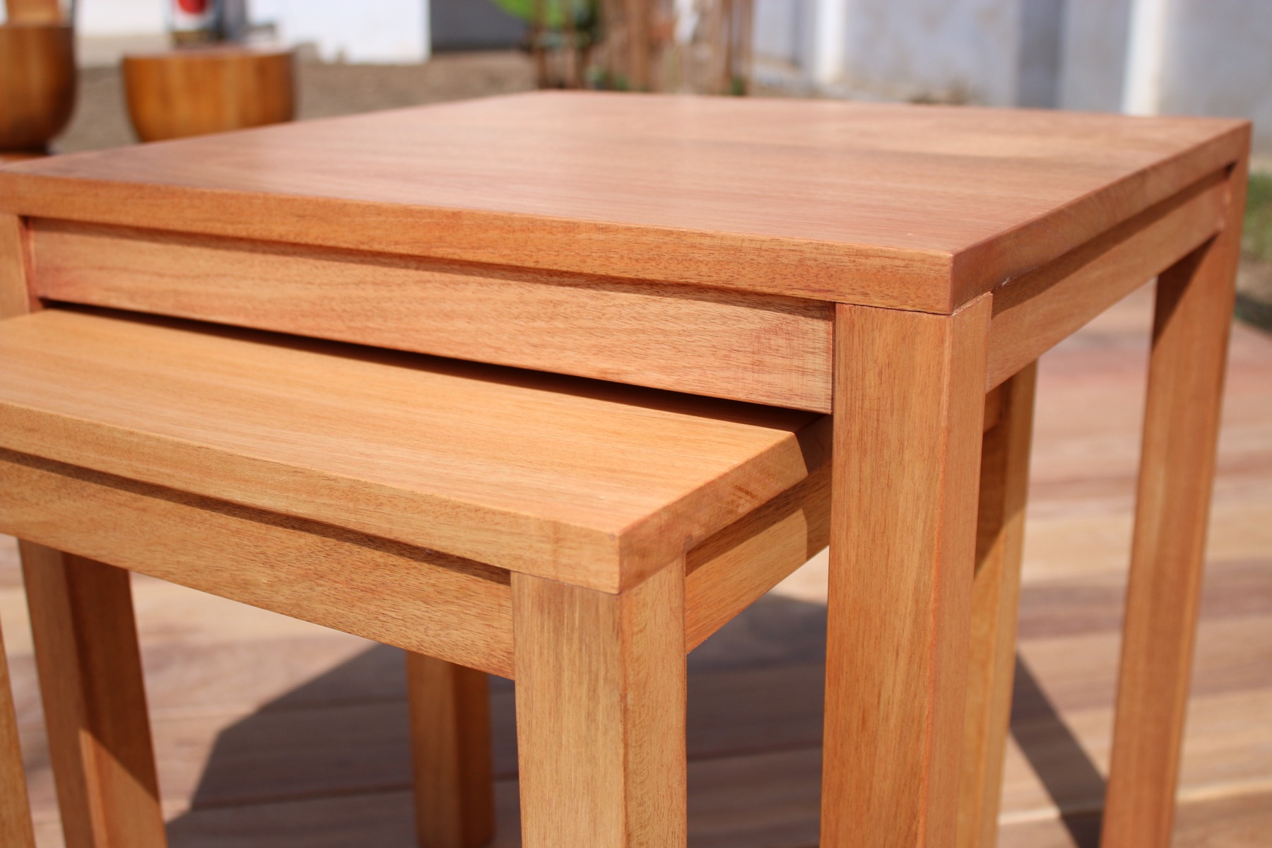Mueble de madera con luz lateral