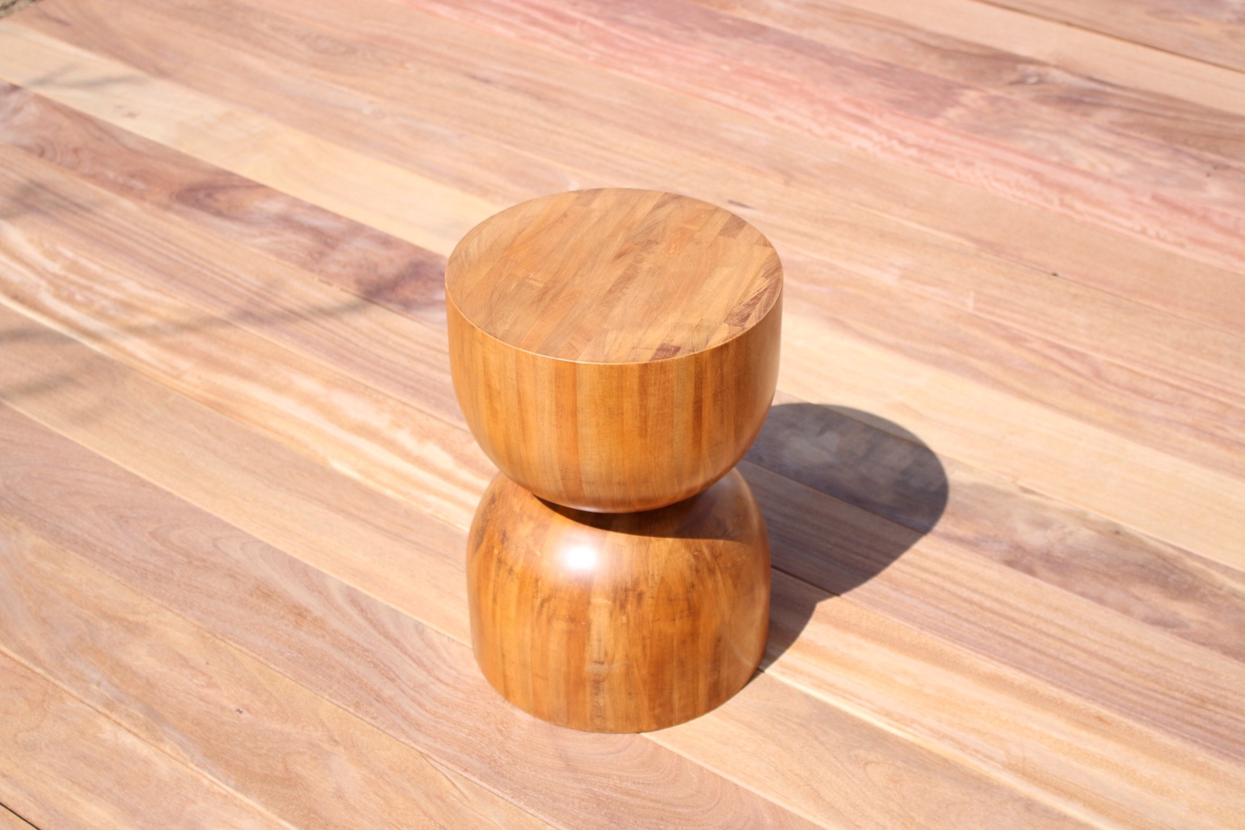 Mueble de madera con tonos cálidos