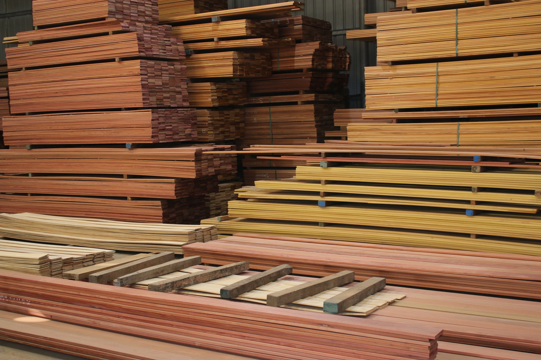 Detalle de tablones de decking exterior