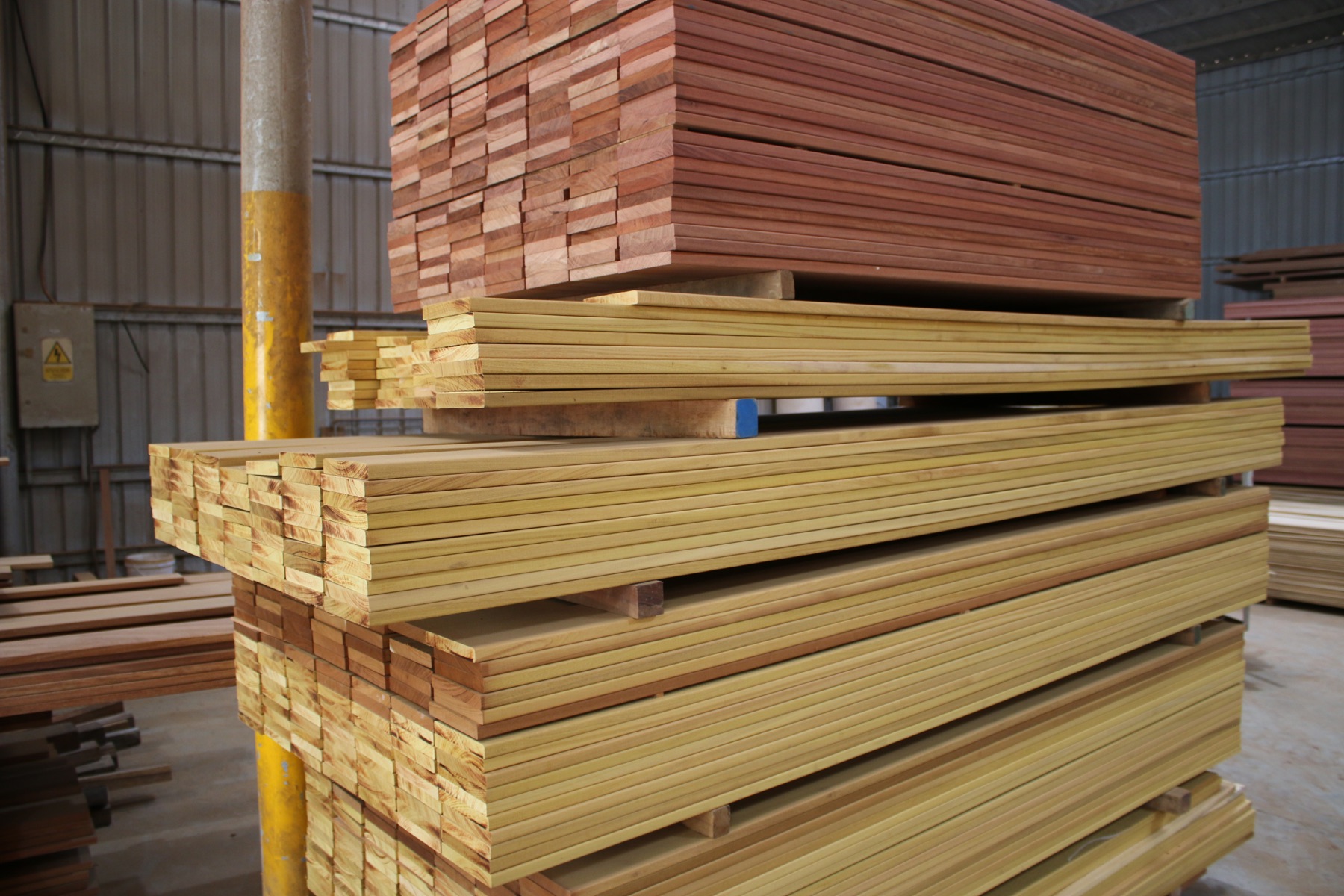 Decking de madera junto a piscina