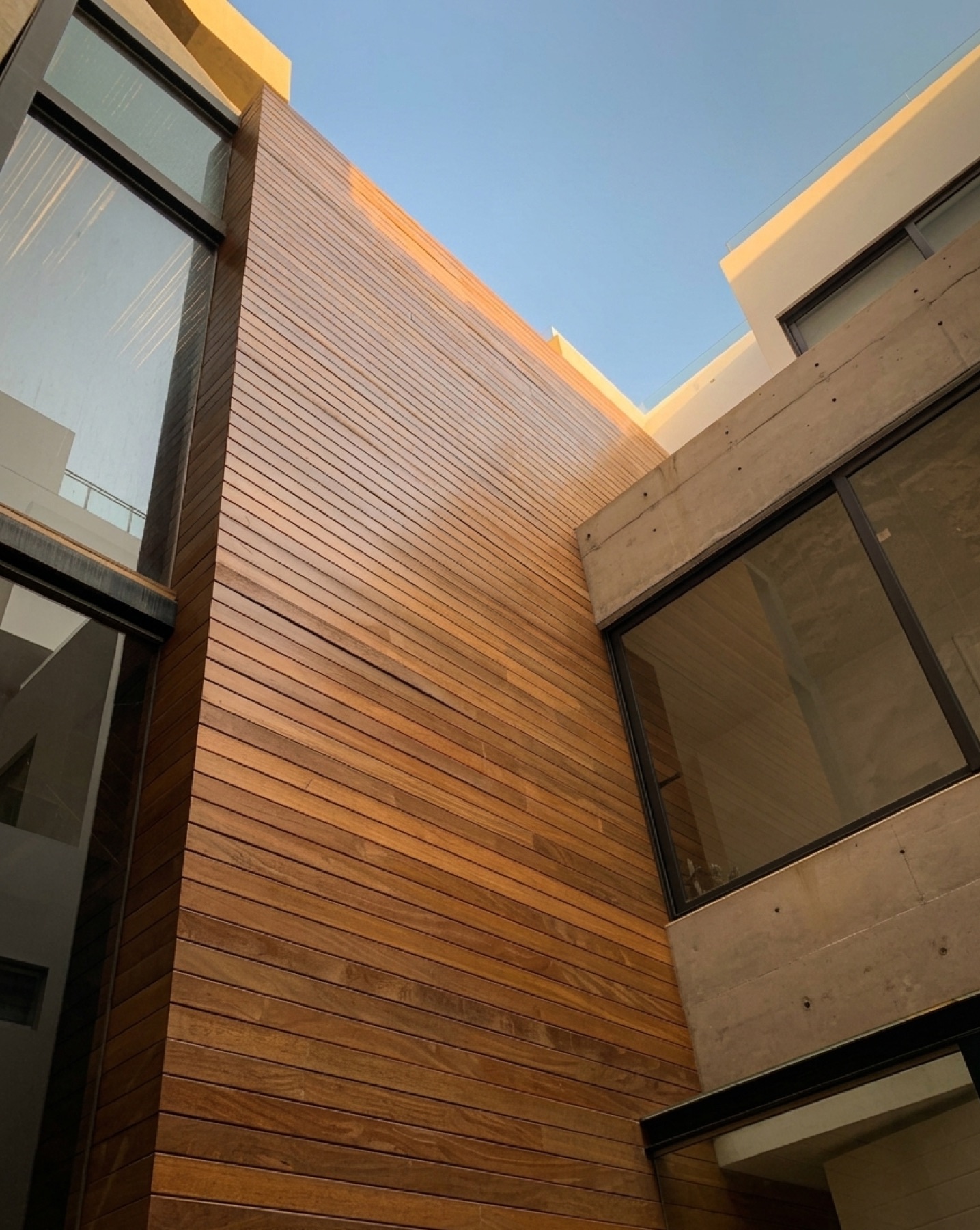 Decking exterior con luz natural