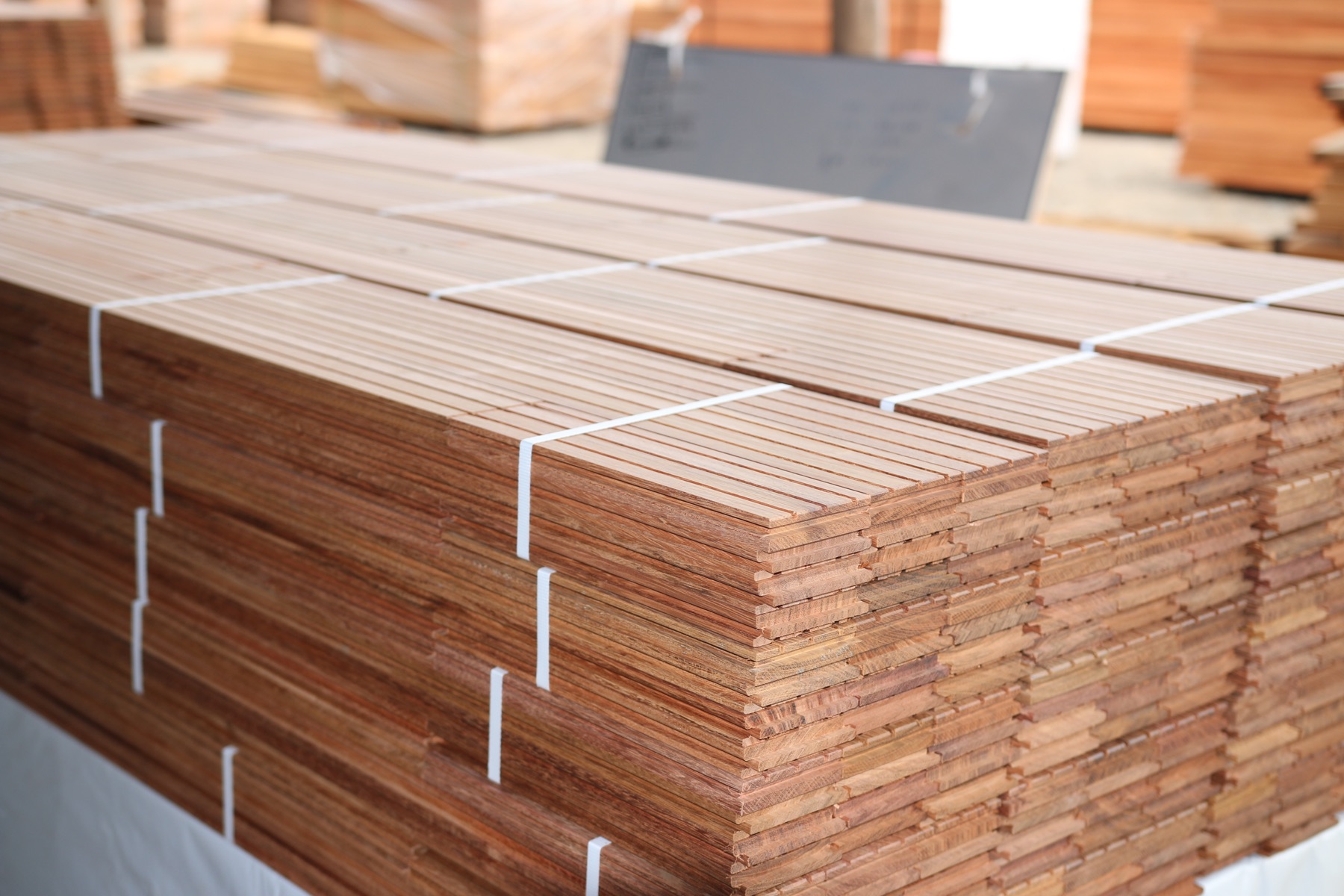 Detalle de piso de madera de alta densidad con veta marcada