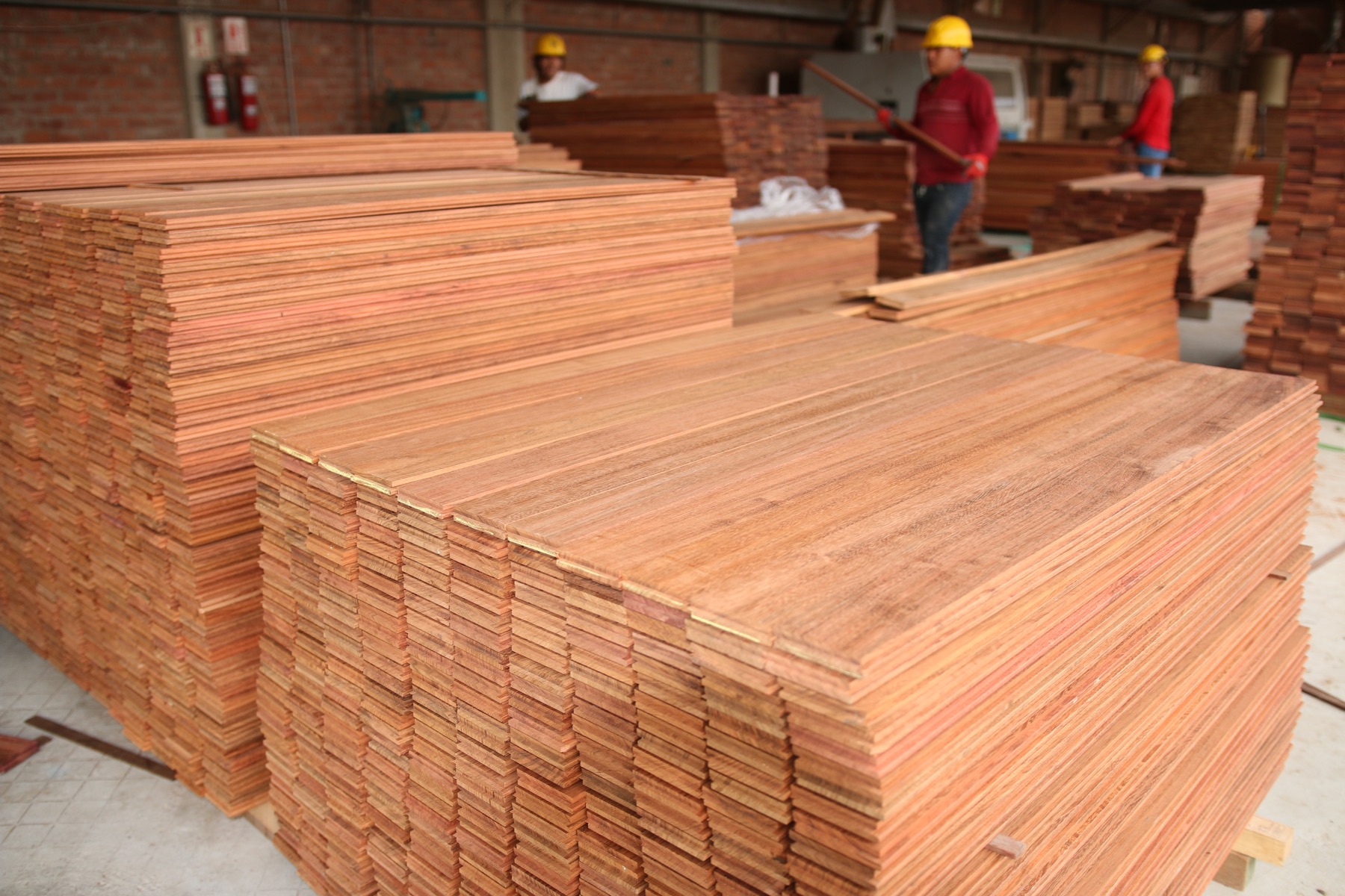 Acabado en piso de madera Jatoba