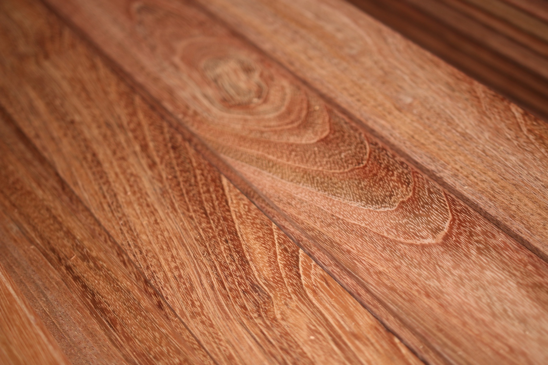 Piso de madera con mobiliario contemporáneo