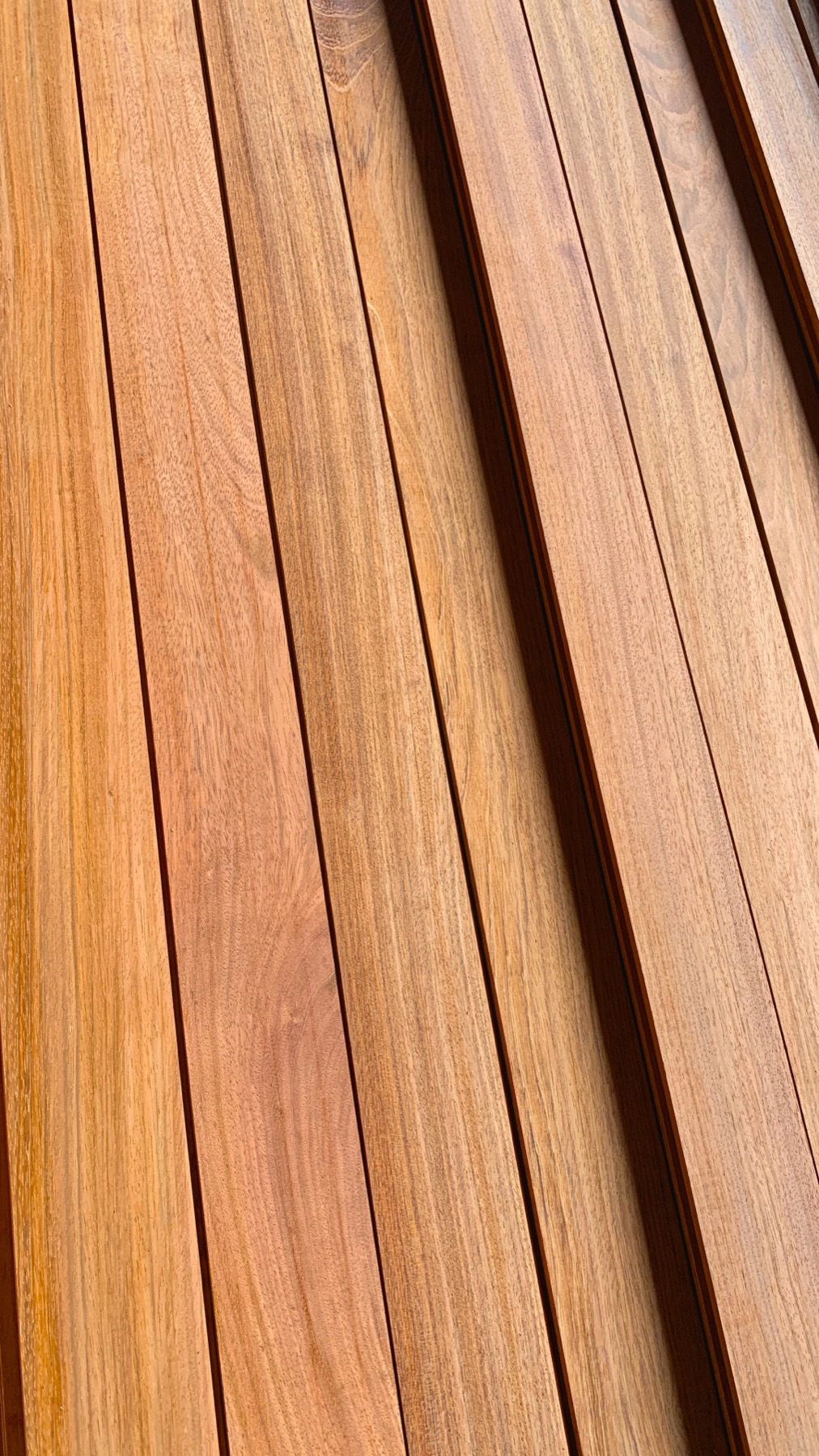 Espacio interior con piso de madera de alta densidad
