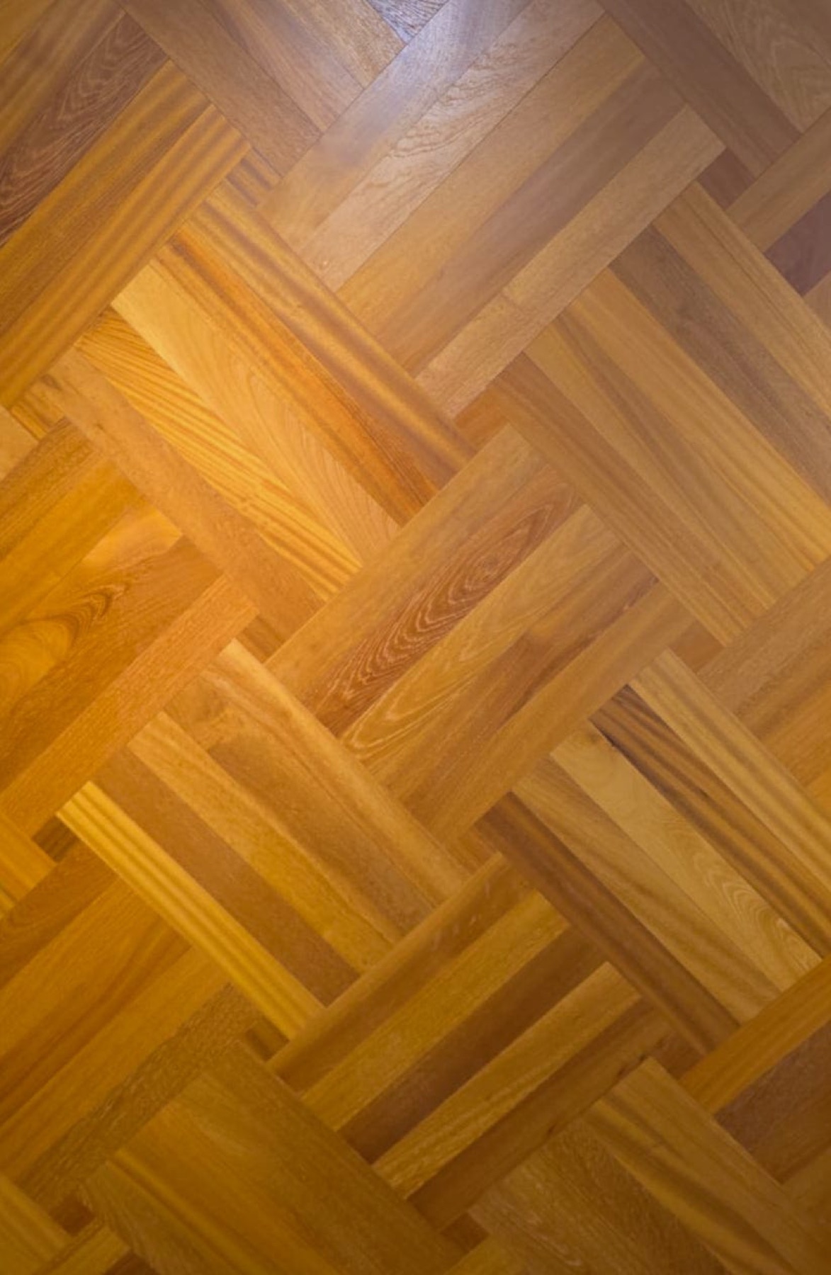 Piso de madera con luz natural cálida