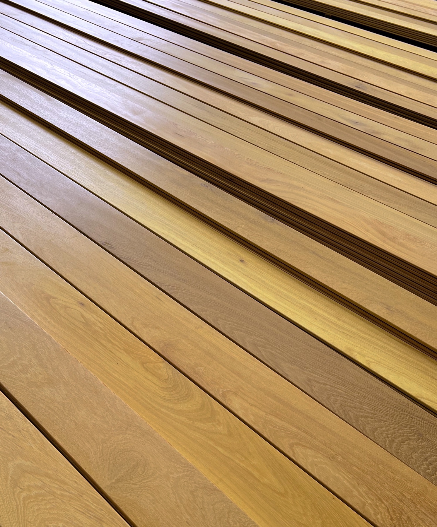 Detalle del color natural de la madera de alta densidad