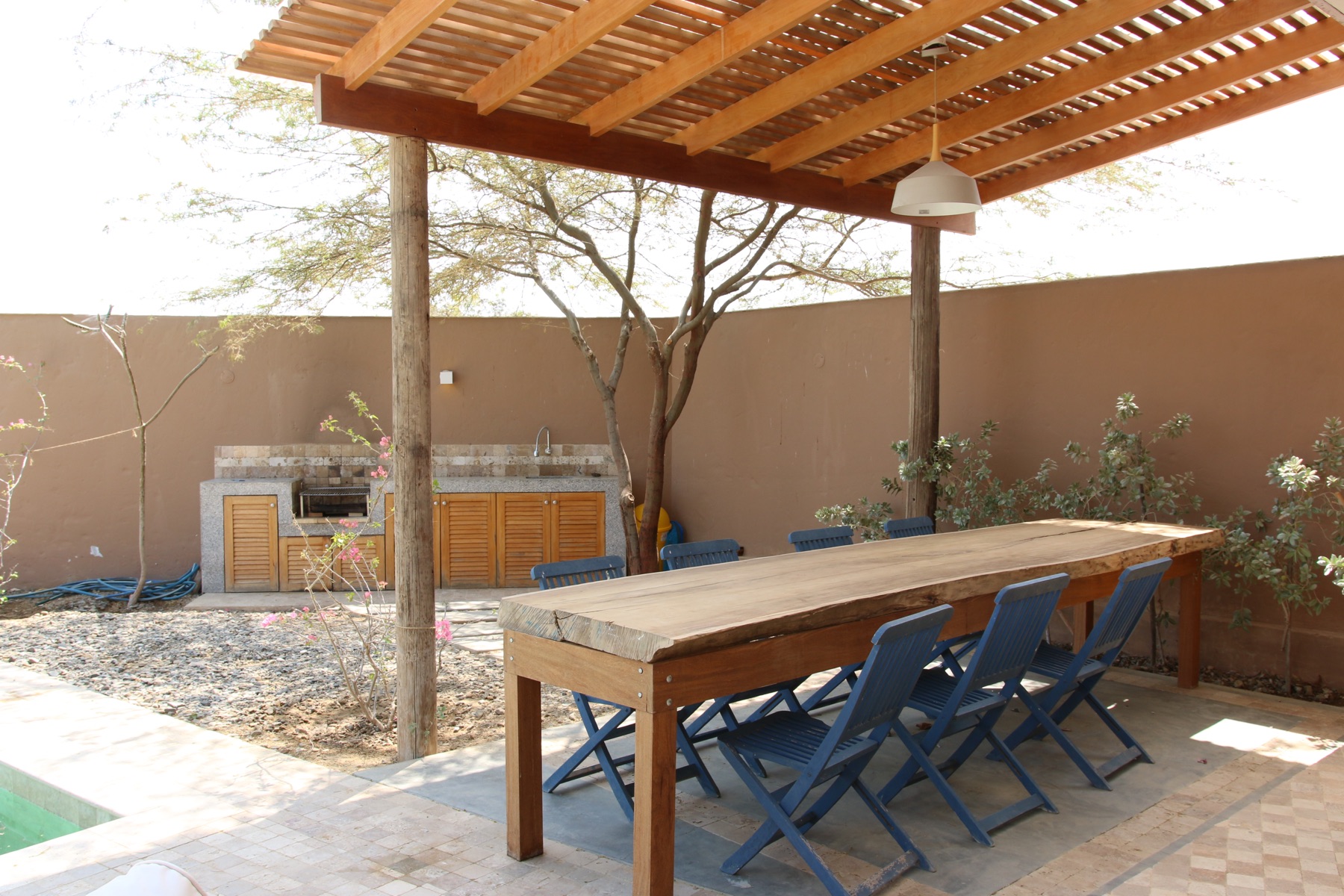 Pérgola de madera para sol y sombra en espacio exterior